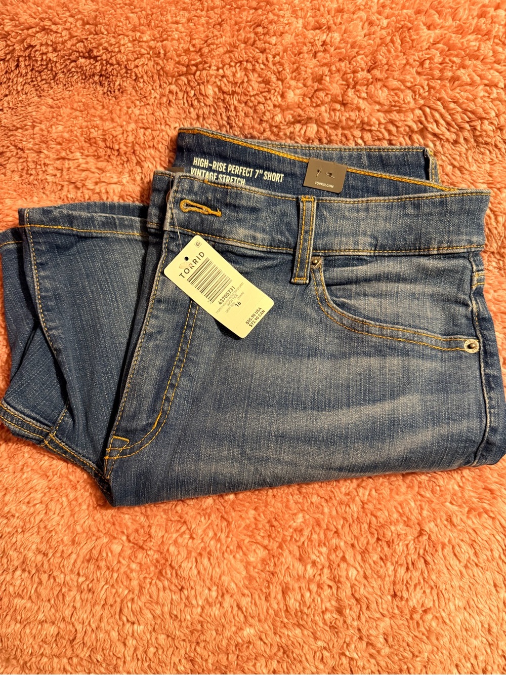 torrid Classic High-Rise Short Jeans in Medium Blue Wash